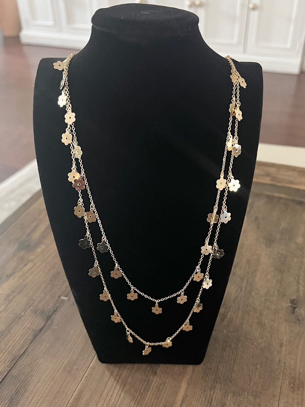 999. NWT PRETTY BIRD Tarnish Proof Gold Necklace w/Flower Charms 50”